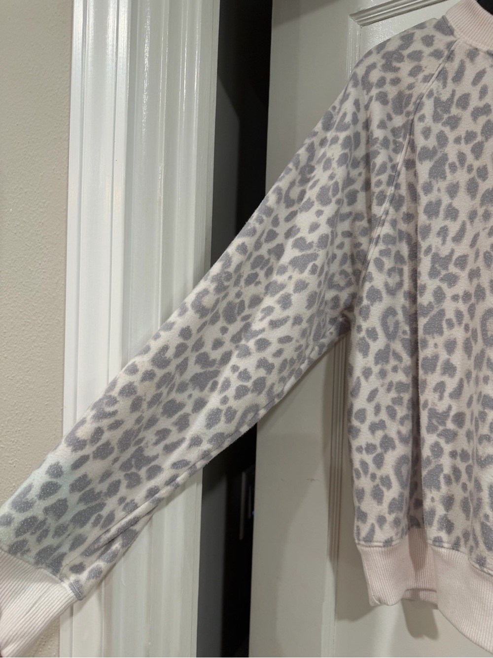 Victoria's Secret Gray Leopard Crewneck Sweater - Cream & Light Gray M - Picture 6 of 9